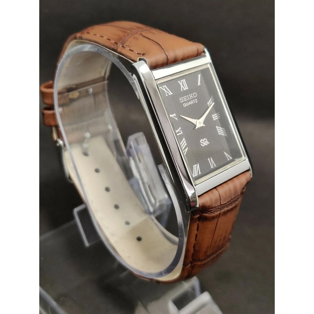 Vintage Style Seiko Quartz Mens Silver Watch & Black accents W/ Leather Strap